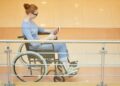 mujer con discapacidad silla de ruedas
