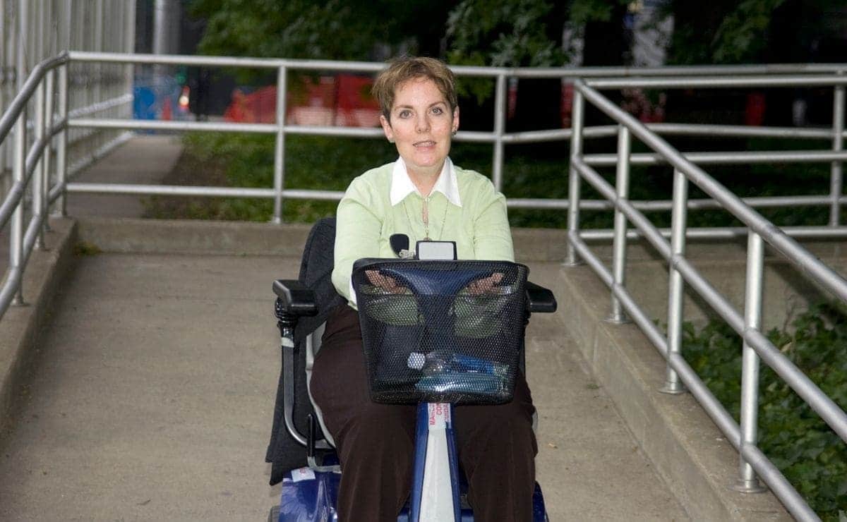 mujer con discapacidad silla de ruedas