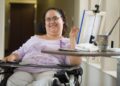 mujer con discapacidad silla de ruedas