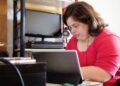 mujer con sindrome de down ordenador tecnologia fundacion adecco becas