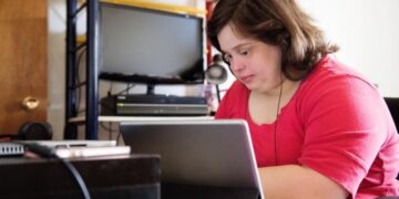mujer con sindrome de down ordenador tecnologia fundacion adecco becas