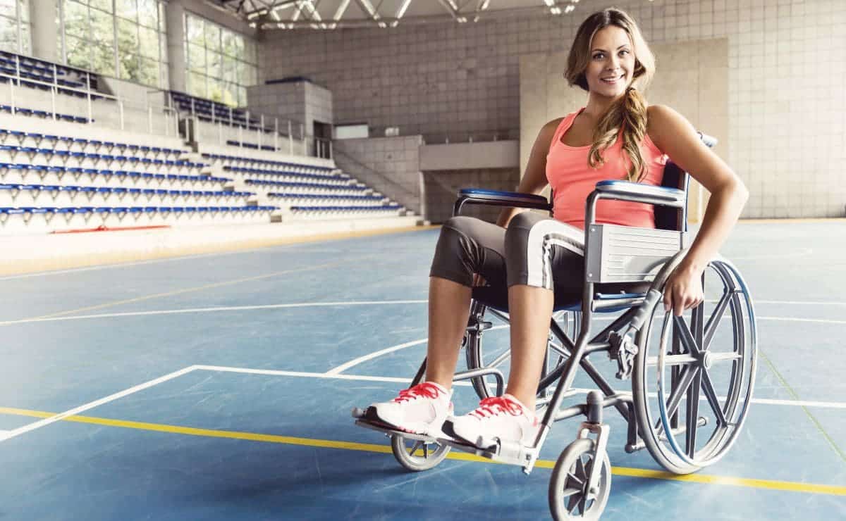 Mujer en silla de ruedas practica baloncesto