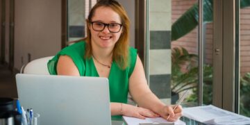 Mujer con síndrome de Down habla sobre los prejuicios sobre las madres con discapacidad