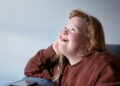 Mujer con sindrome de down discapacidad