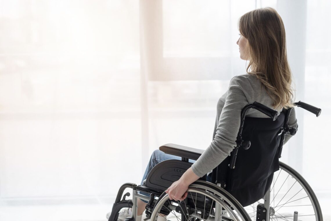 Mujer con discapacidad en silla de ruedas