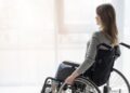 Mujer con discapacidad en silla de ruedas
