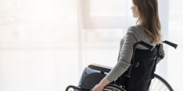 Mujer con discapacidad en silla de ruedas