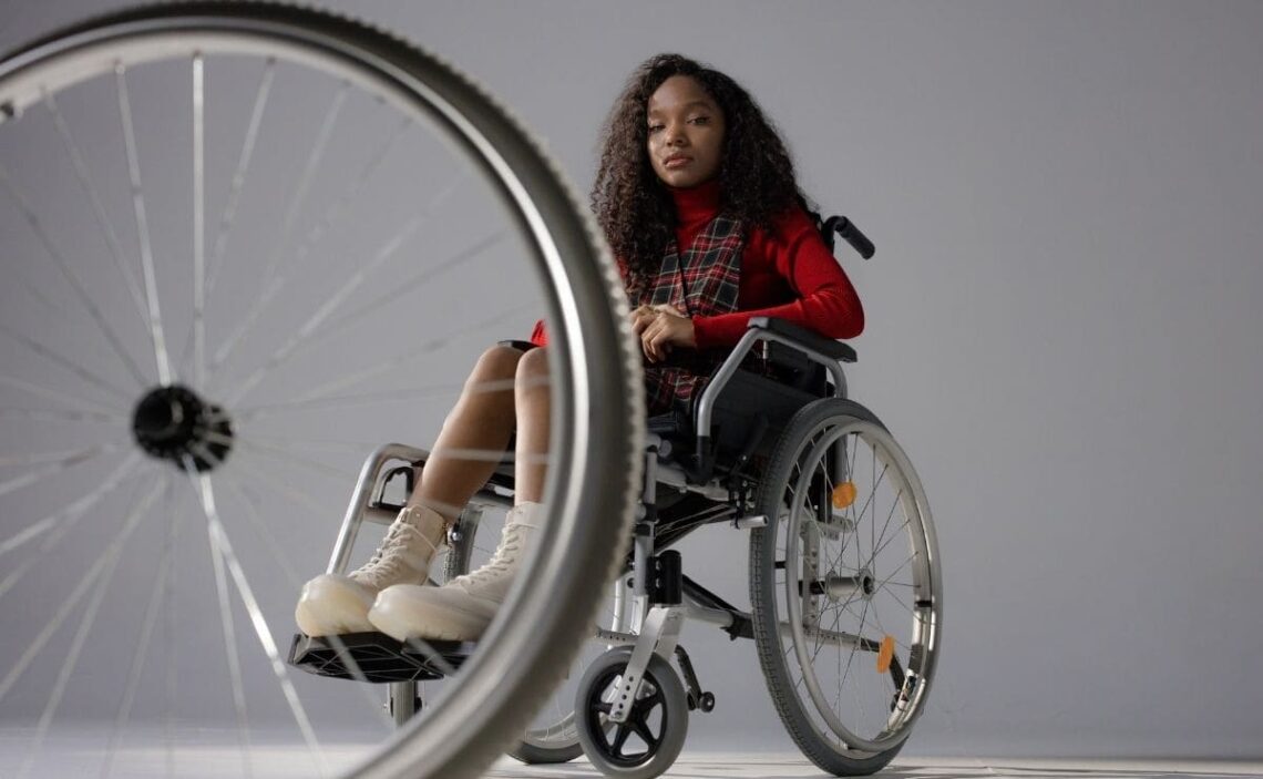 Mujer en silla de ruedas