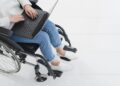 Mujer en silla de ruedas con discapacidad trabajando - teletrabajo