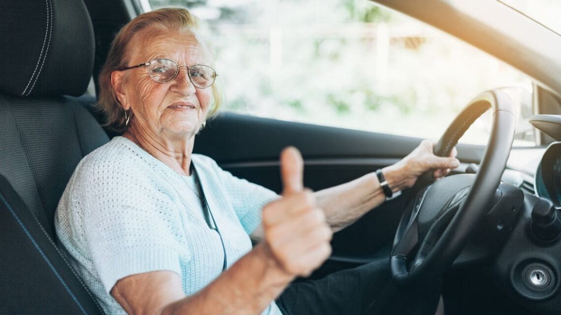 Mujer mayor de 65 años conduciendo con un carnet válido de la DGT