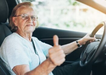 Mujer mayor de 65 años conduciendo con un carnet válido de la DGT