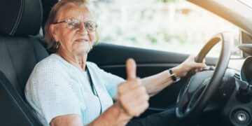 Mujer mayor de 65 años conduciendo con un carnet válido de la DGT
