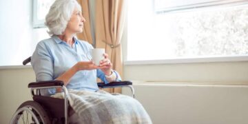 Persona mayor en silla de ruedas