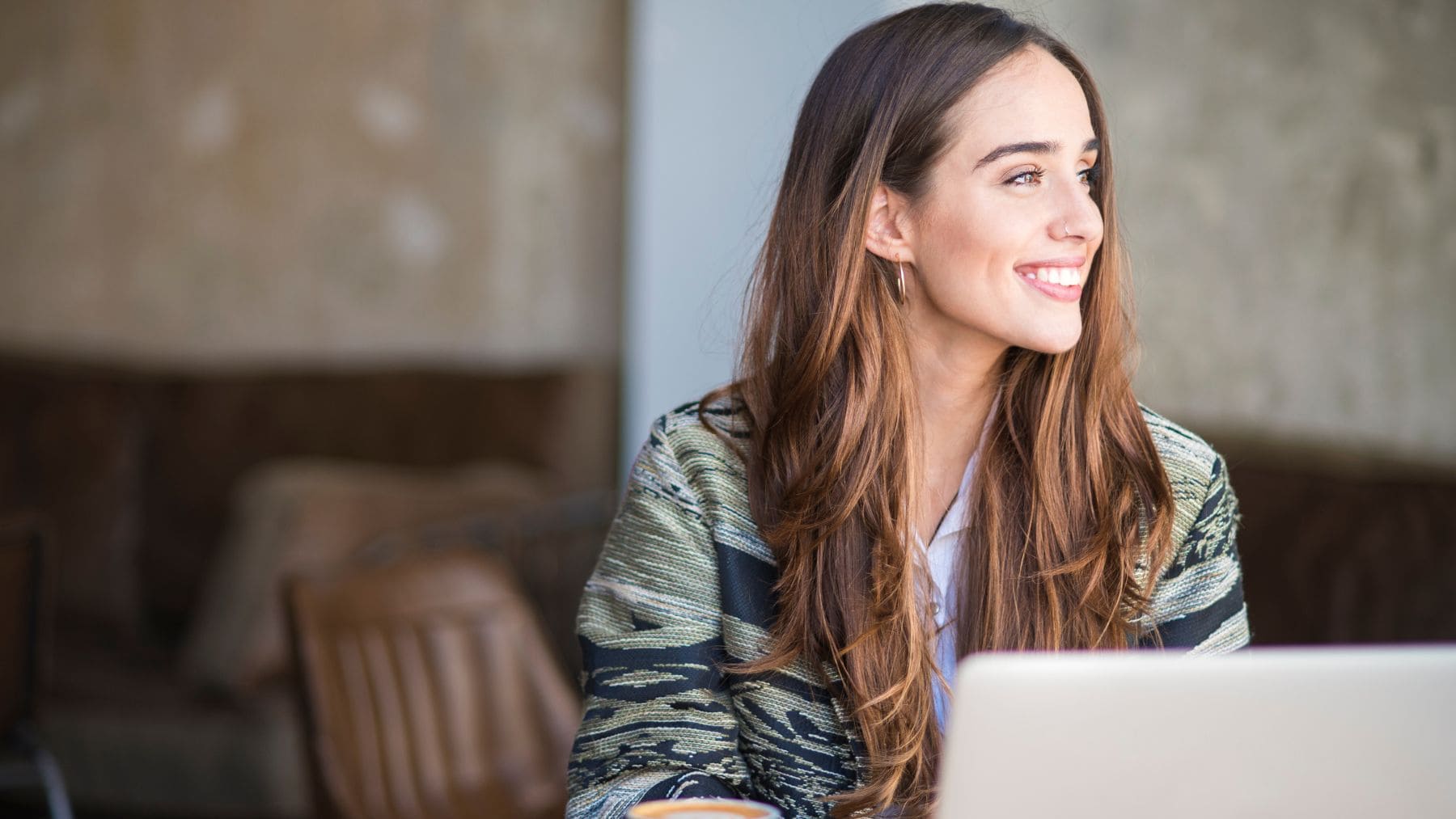 Mujer con ordenador sonriendo