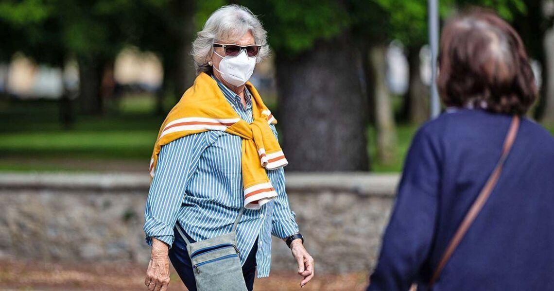 Mujer paseando durante la pandemia del coronavirus