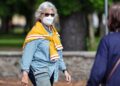 Mujer paseando durante la pandemia del coronavirus