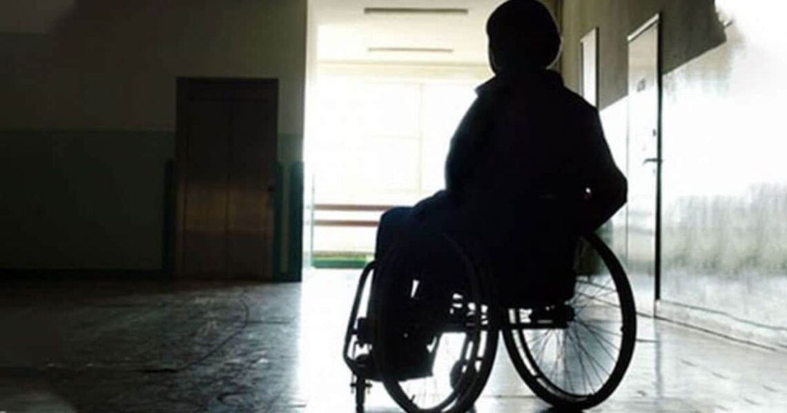 mujer silla de ruedas discapacidad