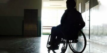 mujer silla de ruedas discapacidad