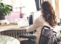 mujer silla de ruedas empleo trabajo