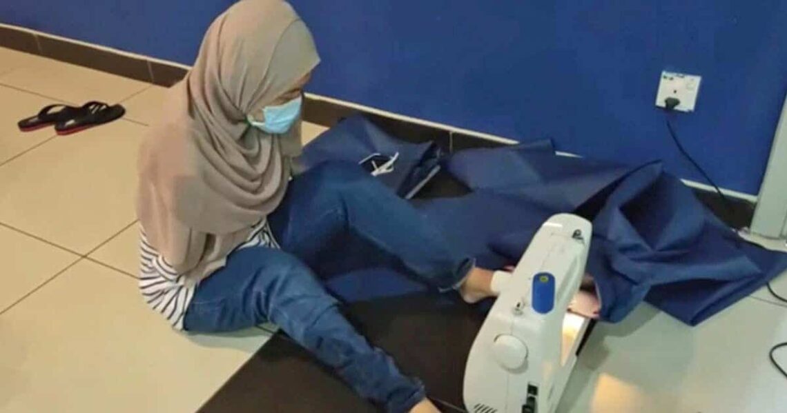 Una mujer sin brazos fabrica mascarillas con los pies para sanitarios