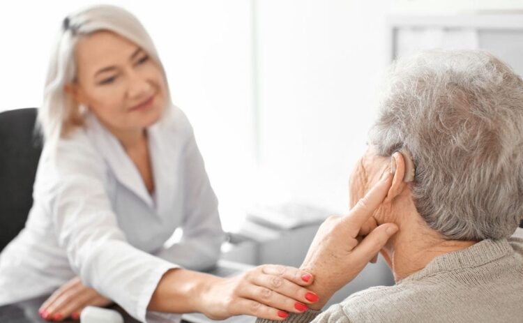 Mujer sorda visita a su médico de cabecera