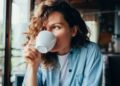 El motivo por el cual debes evitar tomar café antes de ir de compras