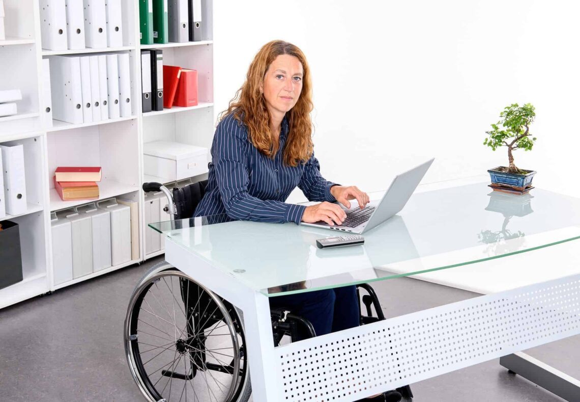Mujer en silla de ruedas trabajando