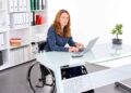Mujer en silla de ruedas trabajando