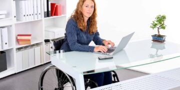 Mujer en silla de ruedas trabajando
