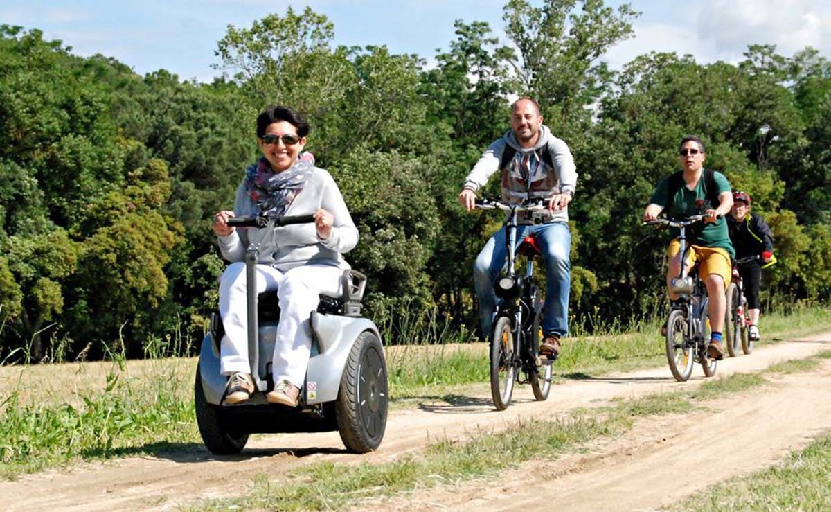 mujer utilizando la silla de ruedas genny mobility