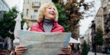 Mujer mayor viajando en uno de los viajes del IMSERSO