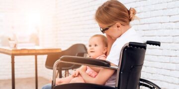 Mujeres con discapacidad y bebé en sus brazos