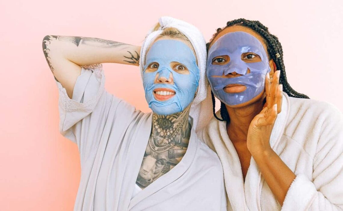 mujeres con mascarillas para la piel
