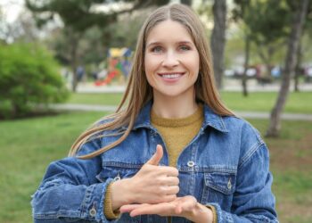 Mujer sorda habla en lengua de signos
