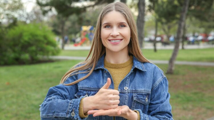 Mujer sorda habla en lengua de signos