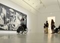 hombre discapacidad silla de ruedas museo accesibilidad