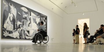 hombre discapacidad silla de ruedas museo accesibilidad