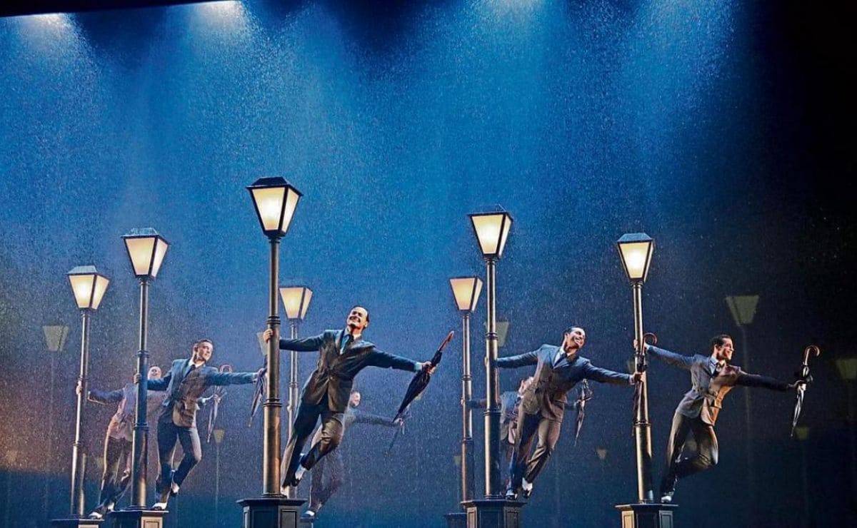 Escena musical de 'Cantando bajo la lluvia, el musical' en Madrid
