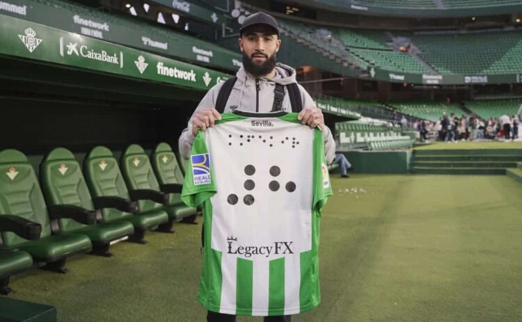 Nabil Fekir, jugador del Real Betis, con la camiseta en braille
