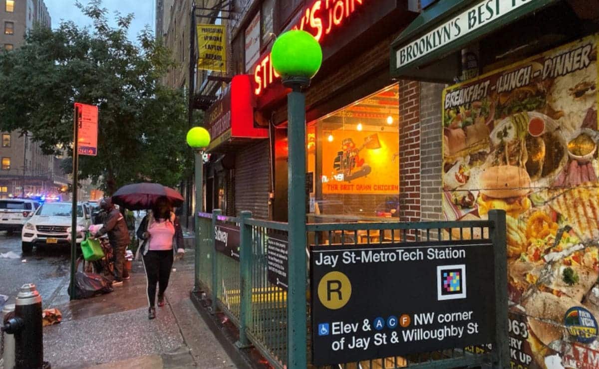 Parada de metro con la tecnología de NaviLens para personas con discapacidad visual | NaviLens