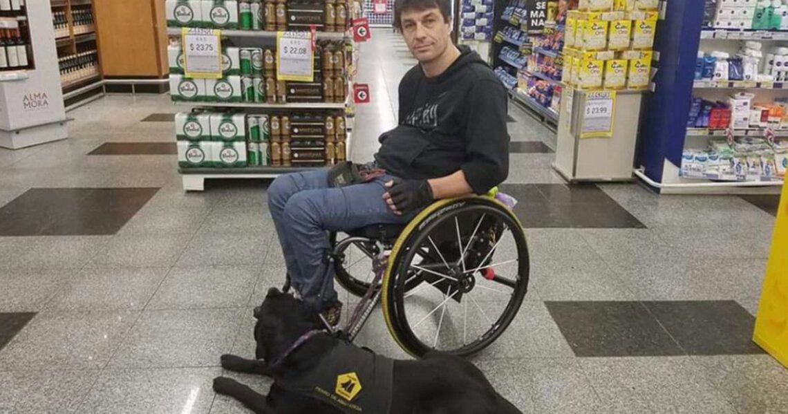 Nicolás Stupenengo junto a su perro guía