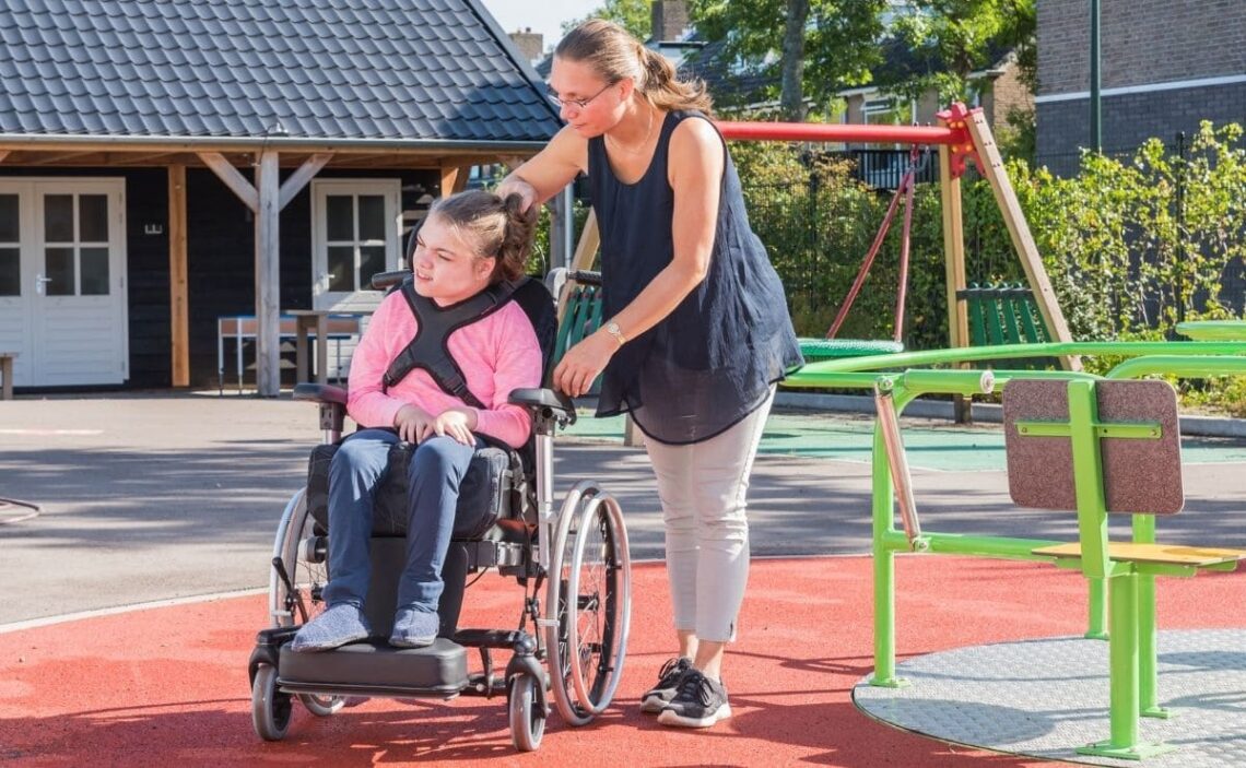 niña con discapacidad silla de ruedas