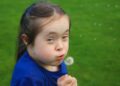 Niña con síndrome de down discapacidad
