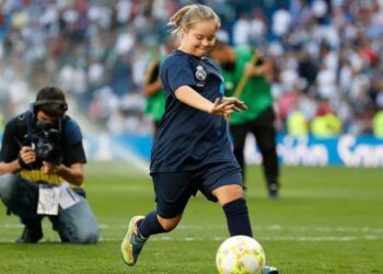 Niña con síndrome de Down con la camiseta del Real Madrid, que jugará en LaLiga Genuine