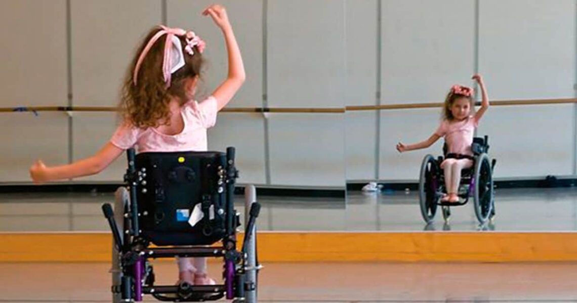 niña en silla de ruedas bailando ballet
