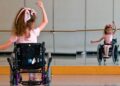 niña en silla de ruedas bailando ballet