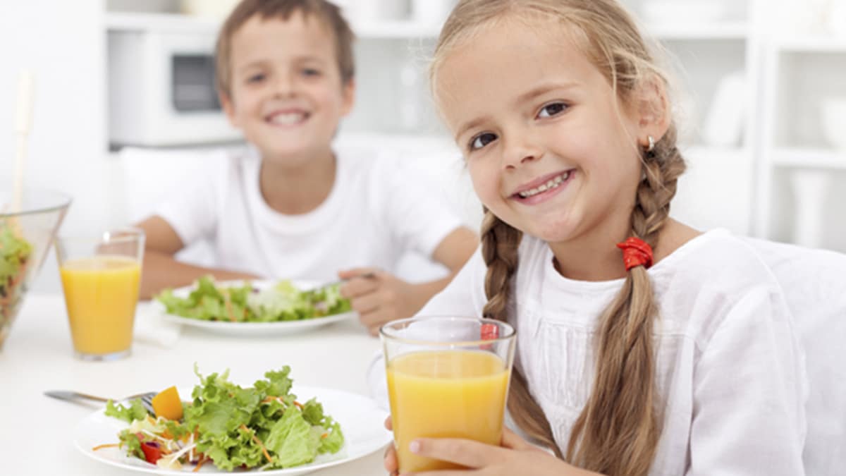 Niños comiendo de manera saludable