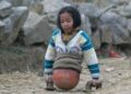 Qian Hongyan, hace diez años, desplazándose con una pelota como piernas