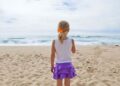 Niña paseando por la playa