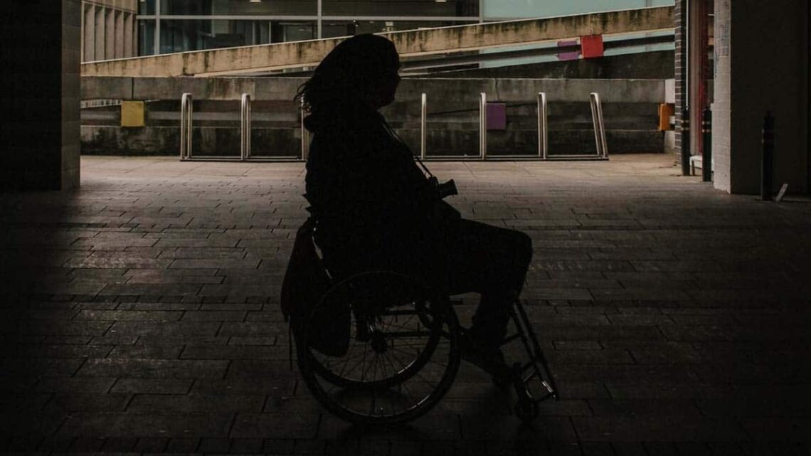 Niña en silla de ruedas